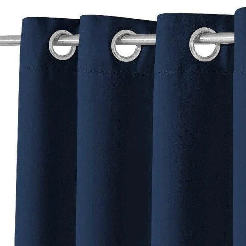 Rideau occultant bleu marine avec oeillets métalliques, idéal pour bloquer la lumière et ajouter une touche élégante à la décoration intérieure. Parfait pour les chambres à coucher ou les salons nécessitant une obscurité maximale. Design moderne et épuré.