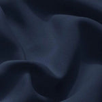 Tissu bleu nuit élégant avec texture plissée, parfait pour confection de vêtements ou décoration intérieure. Charme intemporel et sophistication.