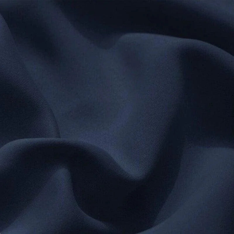Tissu bleu nuit élégant avec texture plissée, parfait pour confection de vêtements ou décoration intérieure. Charme intemporel et sophistication.