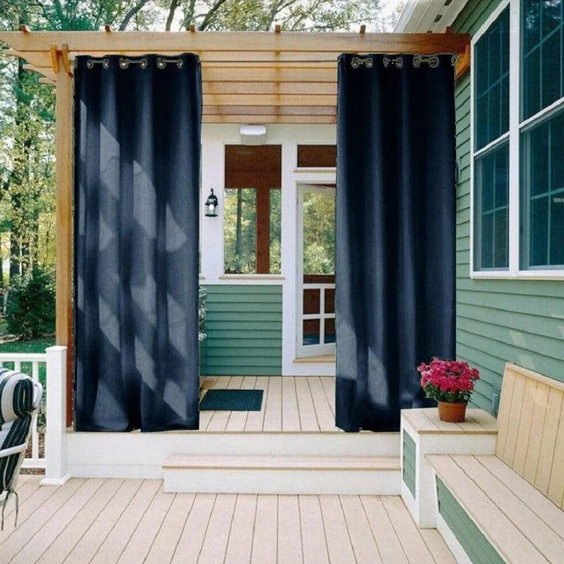 Rideaux d'extérieur élégants pour terrasse, offrant intimité et style moderne. Parfaits pour créer un espace extérieur confortable, ces rideaux apportent une touche déco raffinée à votre véranda ou pergola. Accessoire idéal pour embellir votre espace de vie en plein air.