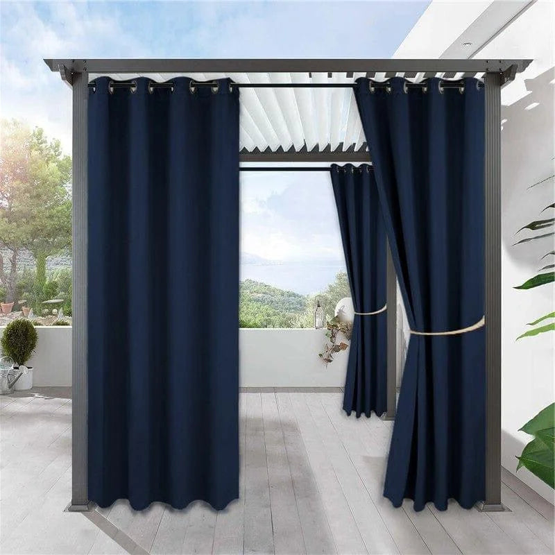 Rideaux d'extérieur bleu marine pour pergola moderne, offrant une solution élégante pour créer de l'ombre sur la terrasse. Parfait pour un aménagement de jardin chic, ces rideaux ajoutent une touche sophistiquée à tout espace extérieur, tout en assurant intimité et protection contre le soleil.