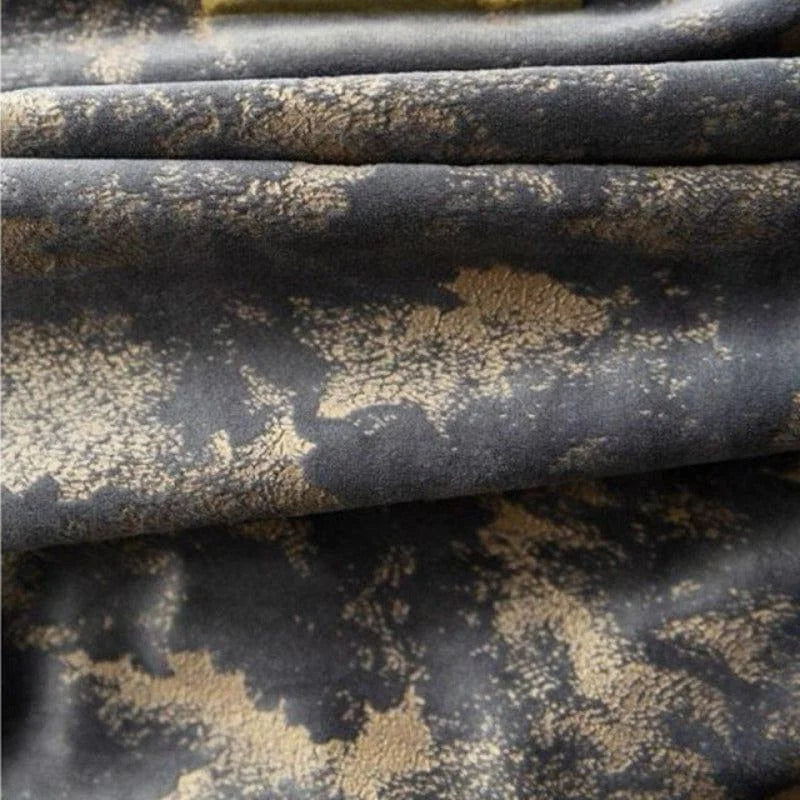 Rideau design moderne avec motif abstrait doré et noir, ajout sophistiqué pour salon ou chambre à coucher. Décoration élégante et tendance pour intérieur contemporain. Idéal pour créer une atmosphère chaleureuse et accueillante.