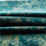 Rideau élégant bleu et doré avec motifs décoratifs, parfait pour une décoration intérieure sophistiquée. Ce modèle chic ajoute une touche de luxe et de style à votre salon ou chambre, rehaussant l'ambiance générale de votre espace. Idéal pour créer une atmosphère accueillante et élégante.