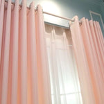 Rideaux élégants rose pastel décorant une fenêtre, apportant une touche de douceur et d'élégance à toute pièce intérieure. Idéals pour créer une ambiance chaleureuse et accueillante, ces rideaux sont parfaits pour le salon, la chambre ou la salle à manger. Profitez de la luminosité en journée tout en préservant votre intimité grâce à leur design raffiné et tendance.