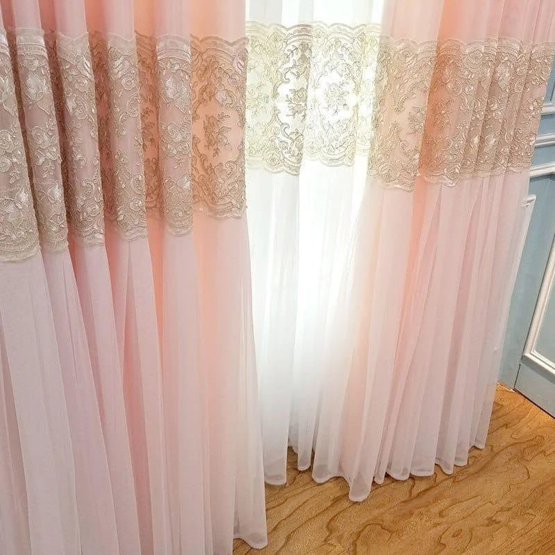 Rideaux élégants roses avec broderie dorée, idéaux pour décorer votre salon ou chambre. Ces rideaux délicats ajoutent une touche de sophistication et filtrent doucement la lumière naturelle. Parfait pour créer une ambiance chaleureuse et accueillante.