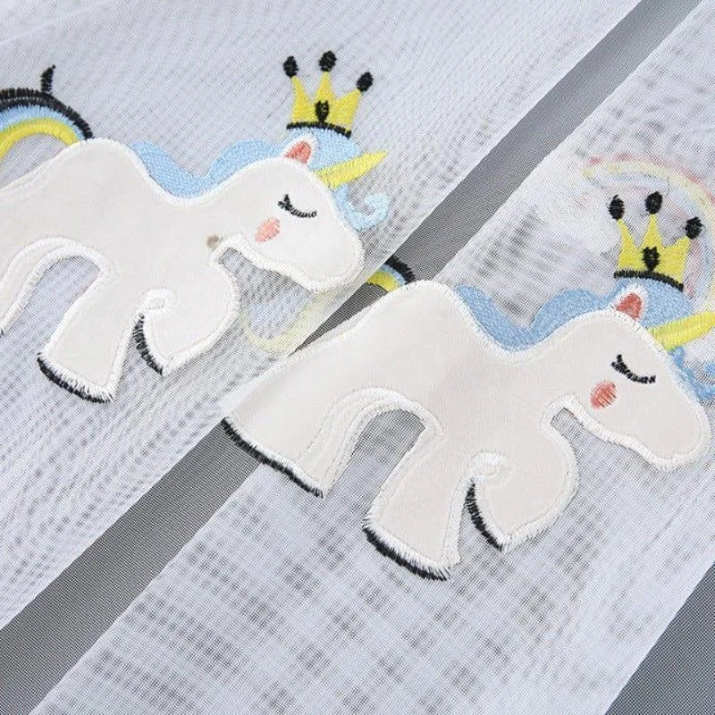 Rideau décoratif pour chambre d'enfant avec motifs de licornes et couronnes. Idéal pour ajouter une touche féerique et ludique à la décoration intérieure. Design attrayant et coloré, parfait pour stimuler l'imagination des enfants tout en apportant une ambiance joyeuse et accueillante à la pièce. Convient à tous types de fenêtres de chambre d'enfant.