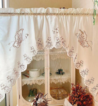 Rideau de cuisine élégant avec broderies florales et bordure festonnée, idéal pour ajouter une touche de charme classique à votre décoration intérieure. Parfait pour embellir vos fenêtres tout en offrant une ambiance chaleureuse et accueillante.