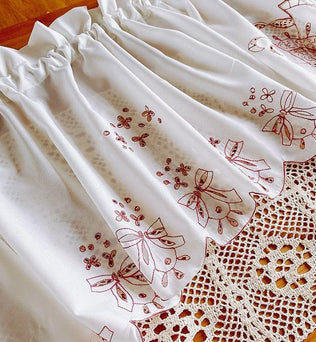 Rideau élégant avec motifs floraux brodés, parfait pour ajouter une touche de charme à votre décoration intérieure. Ce rideau illumine l'espace tout en offrant une certaine intimité, idéal pour une cuisine, une chambre ou un salon. Son design raffiné et ses détails délicats sauront sublimer votre pièce avec une note chic et romantique.