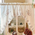 Rideau de cuisine élégant avec broderies florales et bordure festonnée, idéal pour ajouter une touche de charme classique à votre décoration intérieure. Parfait pour embellir vos fenêtres tout en offrant une ambiance chaleureuse et accueillante.