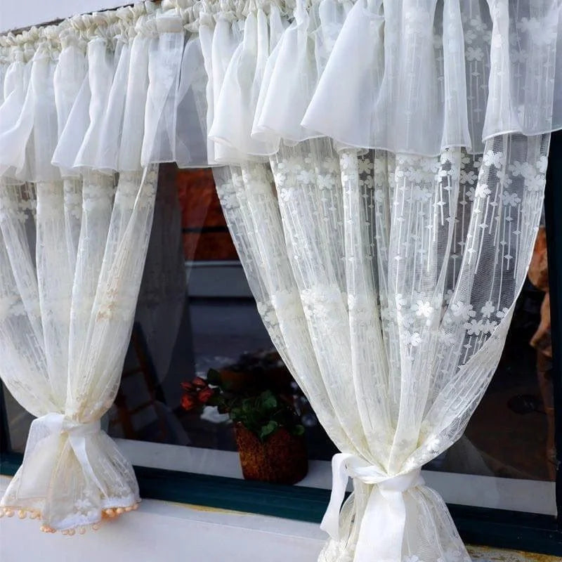 Cantonnière élégante avec motifs floraux, idéale pour la décoration de fenêtres de cuisine. Ajoute une touche de charme et de sophistication à tout intérieur. Adaptée pour laisser passer la lumière tout en préservant l'intimité. parfait pour les espaces modernes et classiques.