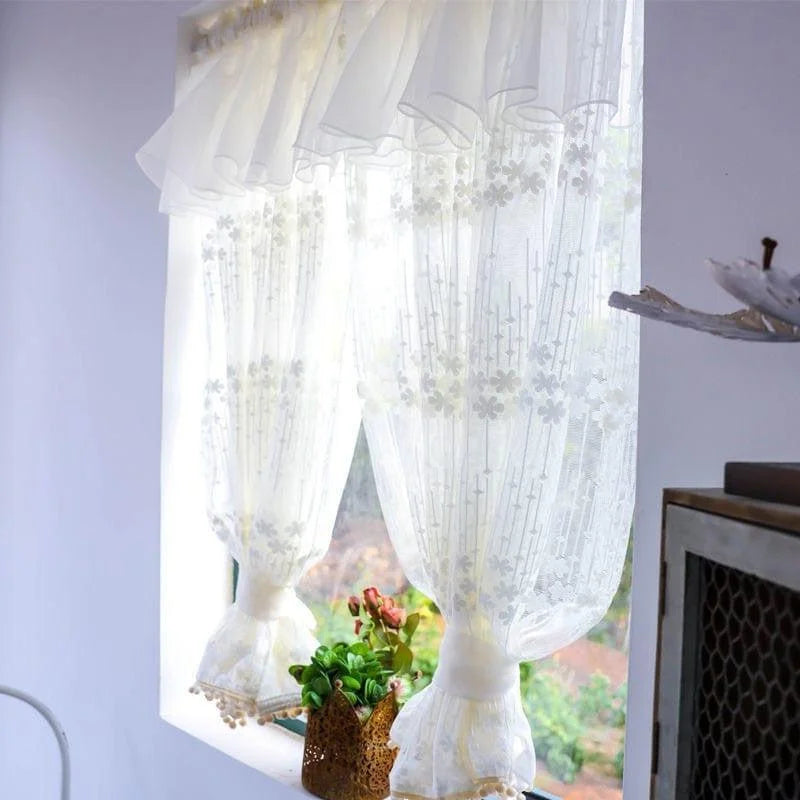 Rideaux floraux élégants pour fenêtre, lumineux et décoratifs, ajoutant une touche de fraîcheur à votre intérieur. Parfait pour embellir et illuminer votre espace de vie, créant une atmosphère accueillante et harmonieuse. Idéal pour une décoration intérieure moderne et raffinée.