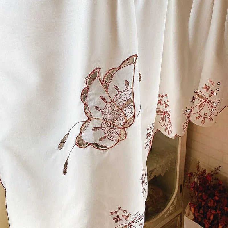 Rideau blanc brodé de motifs floraux détaillés, parfait pour ajouter une touche élégante et raffinée à votre décoration intérieure. Ce textile délicat transforme la lumière douce en un jeu de motifs captivant. Idéal pour les salons et chambres à coucher.