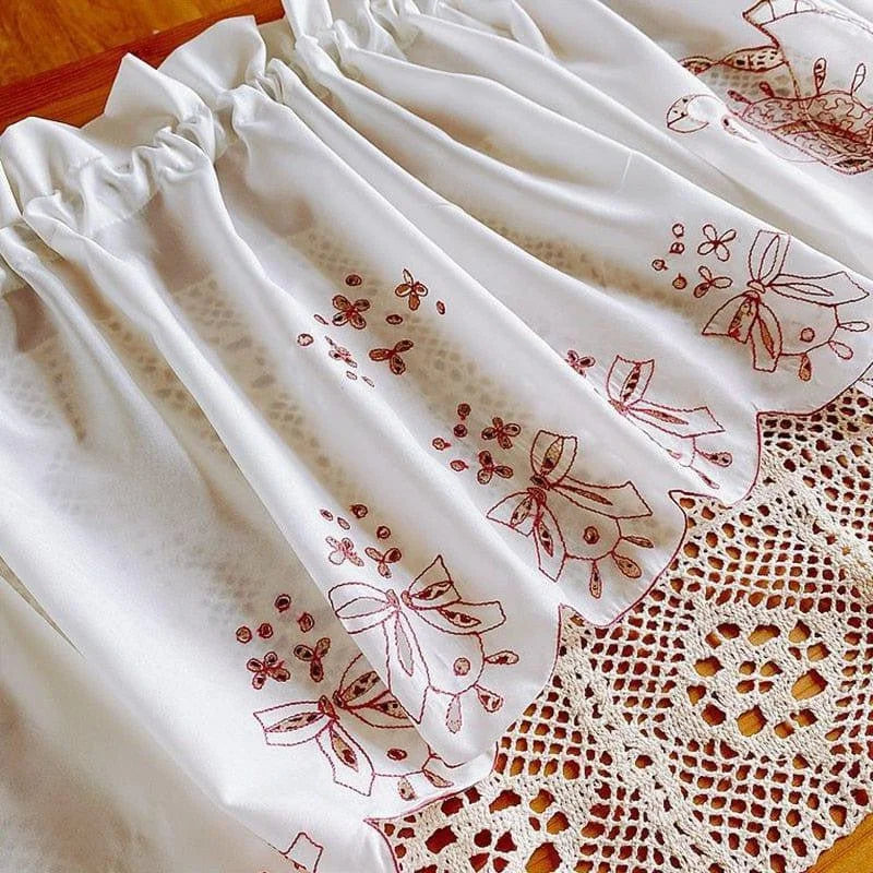 Rideau élégant avec motifs floraux brodés, parfait pour ajouter une touche de charme à votre décoration intérieure. Ce rideau illumine l'espace tout en offrant une certaine intimité, idéal pour une cuisine, une chambre ou un salon. Son design raffiné et ses détails délicats sauront sublimer votre pièce avec une note chic et romantique.