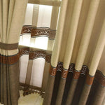 Rideaux élégants avec design géométrique, parfaits pour apporter une touche de sophistication à votre intérieur. Ces panneaux décoratifs aux tons neutres et détails contrastés créent une ambiance chaleureuse et accueillante dans votre salon ou chambre à coucher. Parfaits pour une décoration moderne et raffinée.