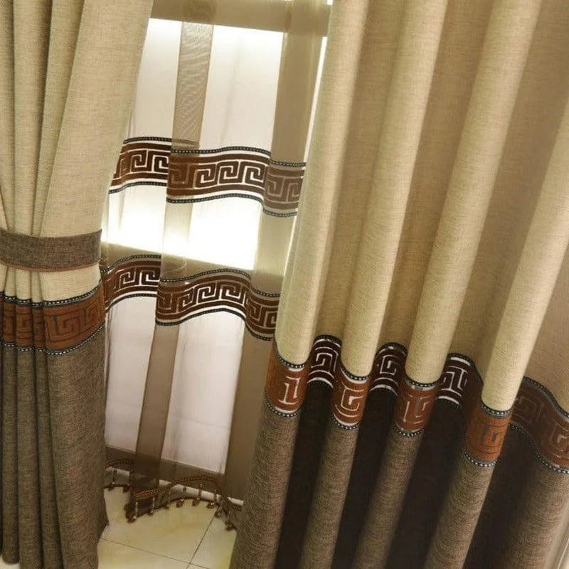 Rideaux élégants avec design géométrique, parfaits pour apporter une touche de sophistication à votre intérieur. Ces panneaux décoratifs aux tons neutres et détails contrastés créent une ambiance chaleureuse et accueillante dans votre salon ou chambre à coucher. Parfaits pour une décoration moderne et raffinée.