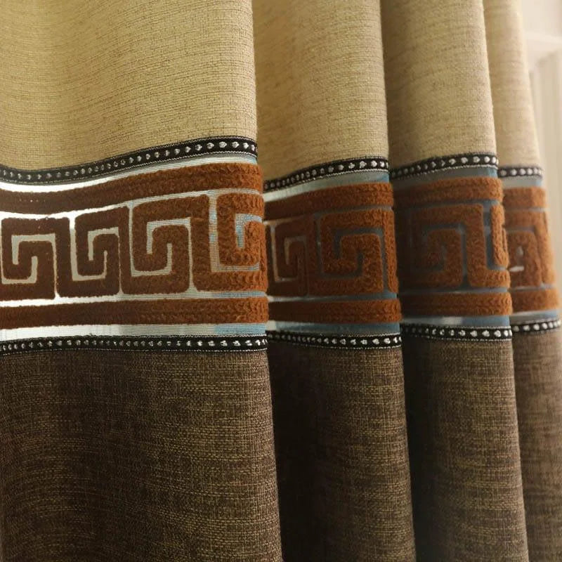 Rideaux élégants de style classique avec motif géométrique marron et beige. Parfait pour ajouter une touche sophistiquée et chaleureuse à votre intérieur. Conviennent aux salons modernes et traditionnels, idéaux pour une ambiance raffinée.