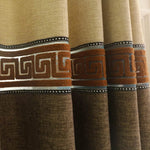 Rideaux élégants de style classique avec motif géométrique marron et beige. Parfait pour ajouter une touche sophistiquée et chaleureuse à votre intérieur. Conviennent aux salons modernes et traditionnels, idéaux pour une ambiance raffinée.