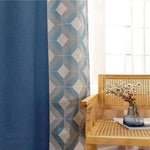 Rideau élégant avec motifs géométriques en bleu et blanc, parfait pour ajouter une touche moderne à votre intérieur. Idéal pour le salon ou la chambre, il combine style et fonctionnalité en offrant intimité et design contemporain. Complété par un fauteuil en rotin et une décoration florale, ce rideau s'adapte à divers styles de décoration tout en apportant une ambiance apaisante et raffinée à votre espace de vie.