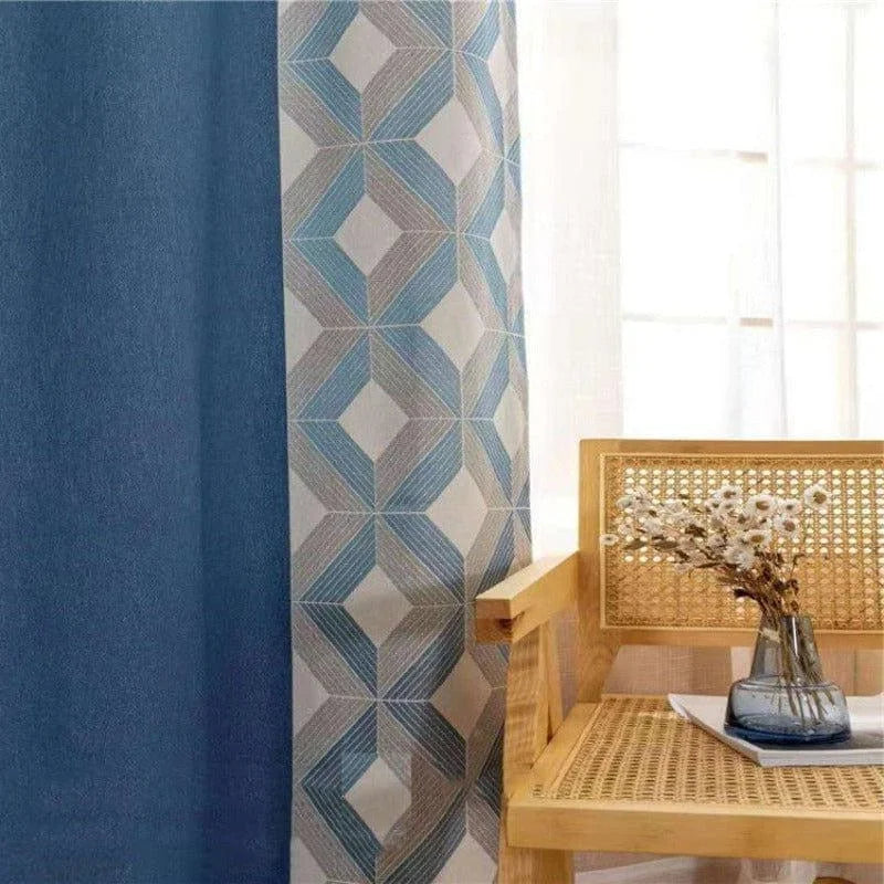 Rideau élégant avec motifs géométriques en bleu et blanc, parfait pour ajouter une touche moderne à votre intérieur. Idéal pour le salon ou la chambre, il combine style et fonctionnalité en offrant intimité et design contemporain. Complété par un fauteuil en rotin et une décoration florale, ce rideau s'adapte à divers styles de décoration tout en apportant une ambiance apaisante et raffinée à votre espace de vie.