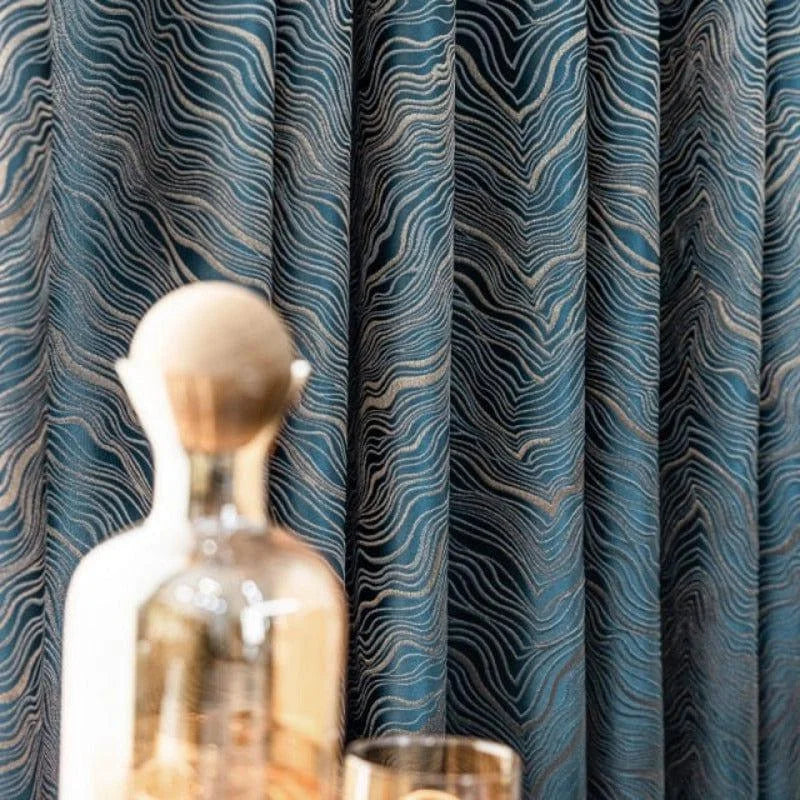 Rideau bleu avec motifs ondulés élégants, idéal pour ajouter une touche moderne et sophistiquée à toute pièce. Parfait pour le salon ou la chambre, ce rideau transforme l'ambiance intérieure avec style et raffinement. Accessoire de décoration intérieure incontournable pour un espace chic et contemporain.