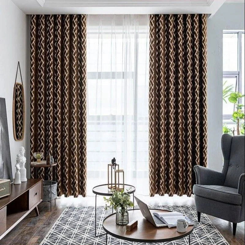 Design élégant de rideau marron avec motifs géométriques pour salon moderne, offrant une touche déco raffinée et sophistiquée à votre intérieur. Conçu pour optimiser la lumière naturelle tout en préservant l'intimité. Idéal pour une ambiance chaleureuse et accueillante. Adapté aux tendances contemporaines du design d'intérieur.