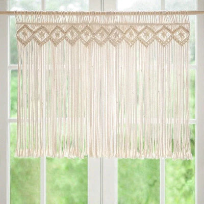 Rideau en macramé suspendu devant une fenêtre, idéal pour décorer votre intérieur avec une touche bohème. Parfait pour créer une ambiance chaleureuse et filtrer la lumière douce du soleil. Accessoire de décoration tendance pour toutes les pièces de la maison.