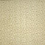 Texture beige avec motif de tissage en chevrons, idéale pour décoration intérieure ou revêtements muraux modernes. Motif répétitif élégant pour ambiance chaleureuse et accueillante.