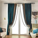 Rideaux élégants de couleur bleue et beige avec pompons décoratifs, parfaits pour ajouter une touche de sophistication à votre salon ou chambre. Solution idéale pour une décoration intérieure moderne et chic. Installation facile grâce à une tringle pratique, ces rideaux offrent une combinaison parfaite de style et fonctionnalité pour habiller vos fenêtres. Idéals pour créer une ambiance chaleureuse et accueillante dans votre maison.