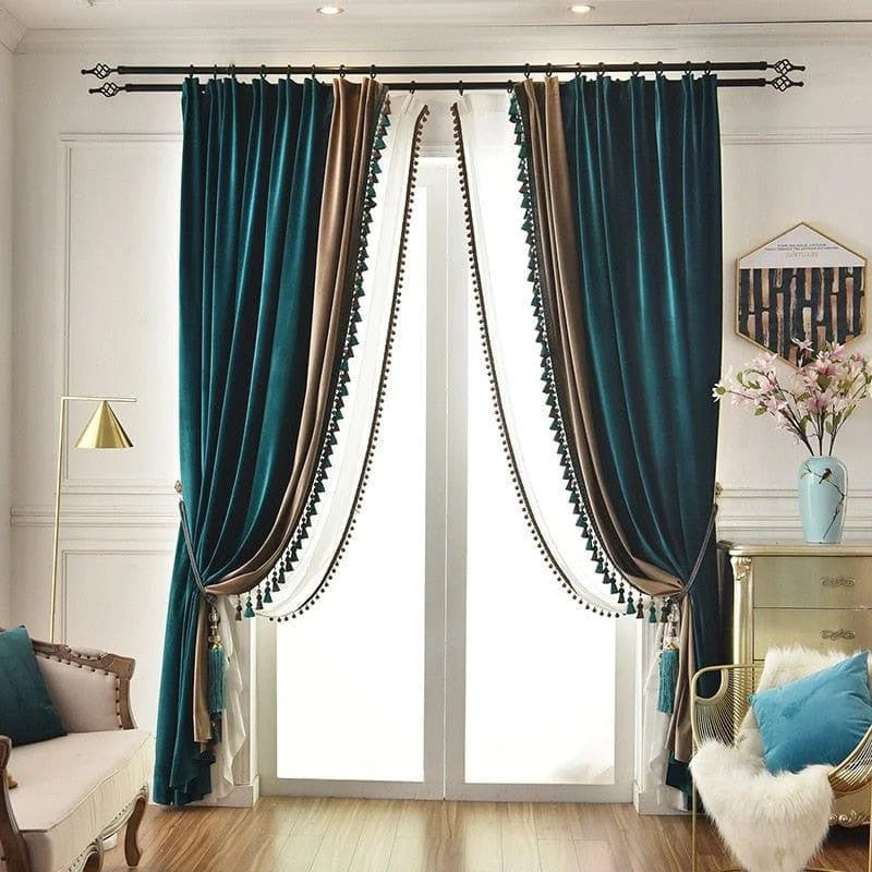 Rideaux élégants de couleur bleue et beige avec pompons décoratifs, parfaits pour ajouter une touche de sophistication à votre salon ou chambre. Solution idéale pour une décoration intérieure moderne et chic. Installation facile grâce à une tringle pratique, ces rideaux offrent une combinaison parfaite de style et fonctionnalité pour habiller vos fenêtres. Idéals pour créer une ambiance chaleureuse et accueillante dans votre maison.
