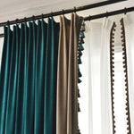 Rideaux décoratifs modernes en deux couleurs, bleu-vert et beige, avec détails à pompons et rideaux transparents blancs. Élégance et style chic pour salon ou chambre. Solutions idéales pour habiller vos fenêtres avec goût et sophistication.