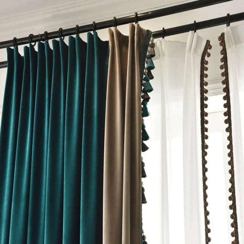 Rideaux décoratifs modernes en deux couleurs, bleu-vert et beige, avec détails à pompons et rideaux transparents blancs. Élégance et style chic pour salon ou chambre. Solutions idéales pour habiller vos fenêtres avec goût et sophistication.