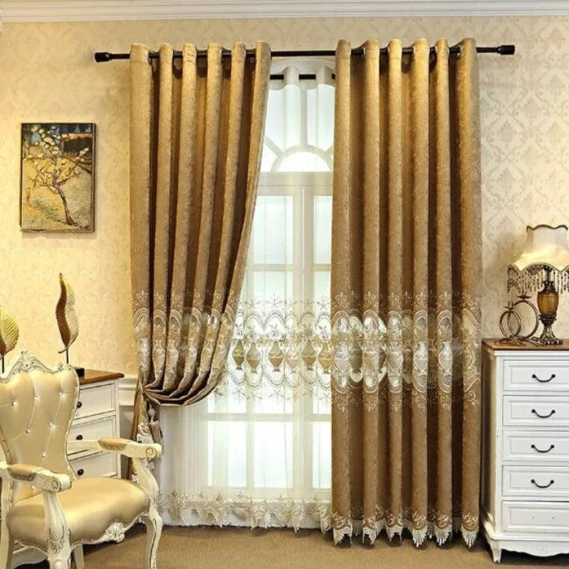 Rideaux élégants dorés avec motifs floraux pour salon sophistiqué, offrant une ambiance chaleureuse et accueillante. Idéal pour filtrer la lumière tout en préservant l'intimité. Parfait pour une décoration intérieure raffinée.