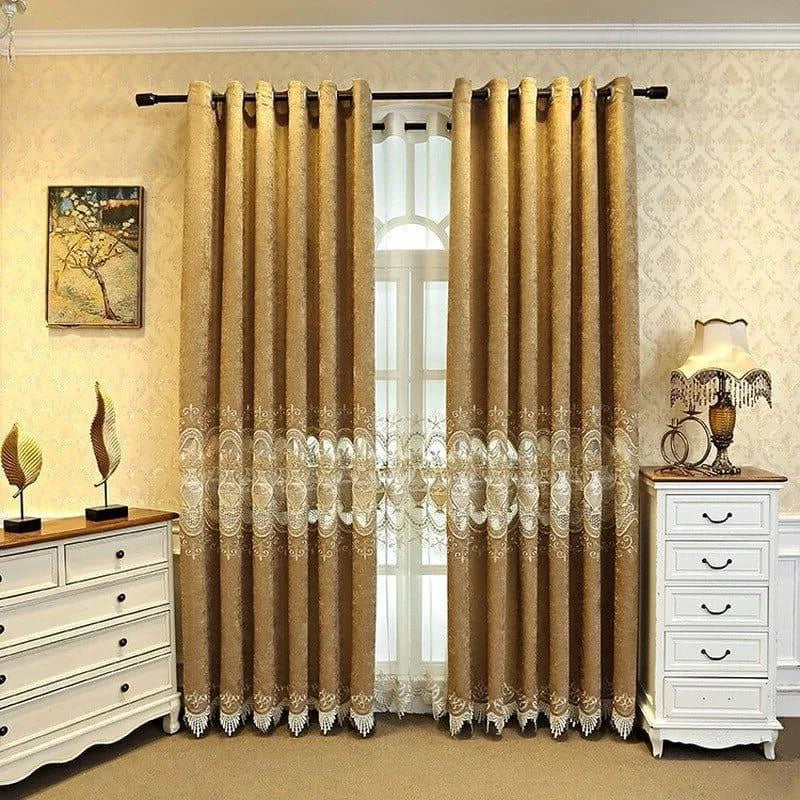 Rideaux élégants pour salon, avec broderie raffinée, parfaits pour ajouter une touche de sophistication à votre intérieur. Ces rideaux dorés rehaussent la décoration de manière luxueuse tout en filtrant la lumière pour créer une ambiance chaleureuse et accueillante. Parfaits pour les grandes fenêtres, ils complètent le style classique de votre maison.