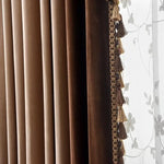 Rideaux élégants marron avec des pompons, design moderne, parfaits pour la décoration intérieure, ajoutant une touche luxueuse à votre salon ou chambre à coucher. Solutions idéales pour le contrôle de la lumière et l'intimité dans votre maison.