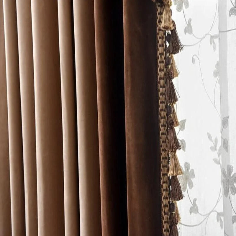 Rideaux élégants marron avec des pompons, design moderne, parfaits pour la décoration intérieure, ajoutant une touche luxueuse à votre salon ou chambre à coucher. Solutions idéales pour le contrôle de la lumière et l'intimité dans votre maison.