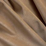 Texture de tissu marron avec plis doux, idéale pour la confection de vêtements élégants et confortables. Le tissu présente une finition lisse et un aspect luxueux, parfait pour des créations vestimentaires raffinées.