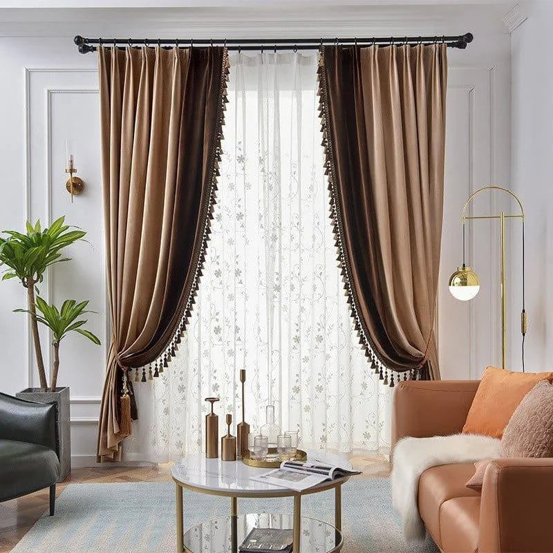 Rideaux élégants marron avec détails modernes, décoration intérieure chic, salon sophistiqué et accueillant, ambiance chaleureuse, harmonie de couleurs neutres, article idéal pour embellir vos fenêtres, design raffiné pour un espace contemporain, parfait pour créer une atmosphère cosy et stylée.