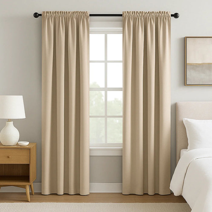 Rideaux marron clair de 150 cm de large installés dans une chambre lumineuse au style minimaliste avec un lit et une table de chevet en bois clair.