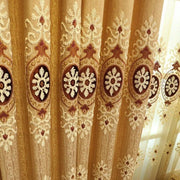 rideau plissé floral beige marron foncé voilage blanc semi transparent boucles tissu decoration classique