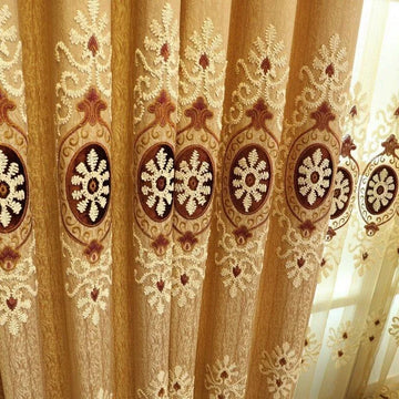 Rideaux décoratifs élégants avec motifs floraux, parfaits pour ajouter une touche sophistiquée à votre intérieur. Leur design complexe et raffiné s'intègre harmonieusement dans les salons, chambres ou espaces de réception. Transformez votre pièce avec ces rideaux ornés, alliant style et fonctionnalité pour un aménagement intérieur distinctif et chaleureux.