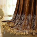 Rideau élégant avec motif de plumes de paon et bordure décorative, idéal pour un salon raffiné ou une chambre sophistiquée. Ce design luxueux rehausse l'esthétique intérieure, ajoutant une touche artistique et sophistiquée à votre espace de vie. Parfait pour ceux cherchant à combiner style et fonctionnalité dans leur décoration intérieure.