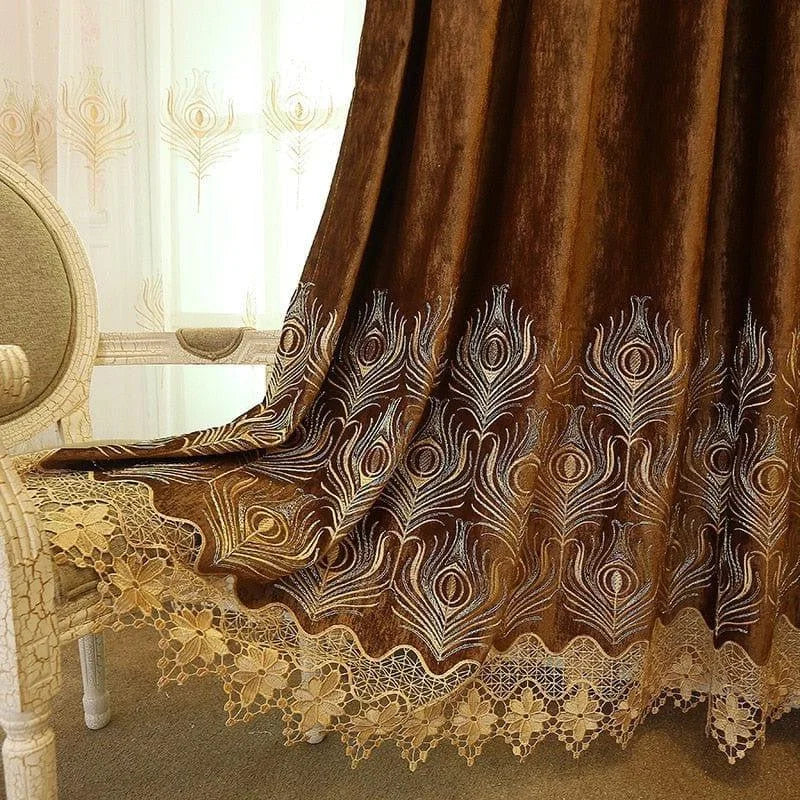Rideau élégant avec motif de plumes de paon et bordure décorative, idéal pour un salon raffiné ou une chambre sophistiquée. Ce design luxueux rehausse l'esthétique intérieure, ajoutant une touche artistique et sophistiquée à votre espace de vie. Parfait pour ceux cherchant à combiner style et fonctionnalité dans leur décoration intérieure.