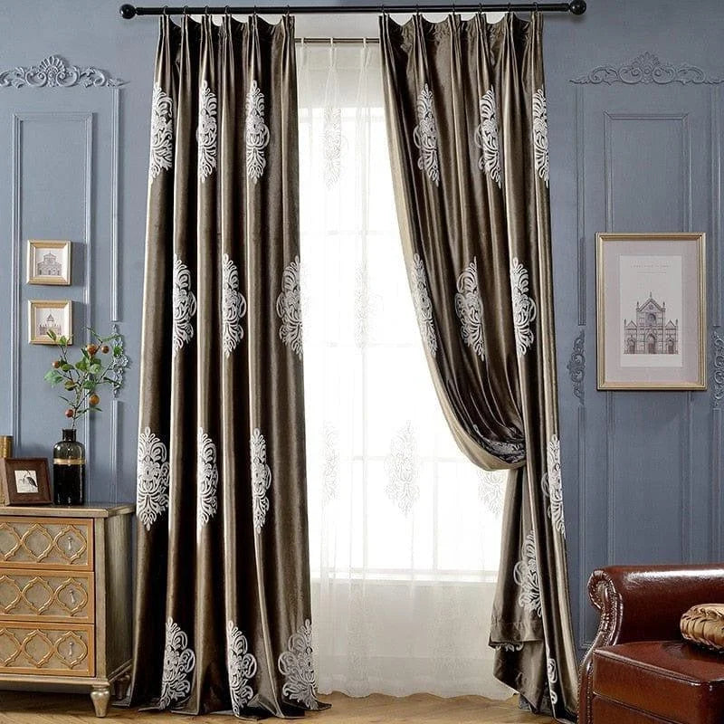Rideaux élégants à motifs floraux blancs, parfaits pour une décoration intérieure sophistiquée. Idéal pour ajouter une touche de raffinement à votre salon ou chambre. Design classique et intemporel pour un style chic et contemporain.帧
