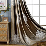 Rideau luxueux avec motifs brodés blancs, ajoutant une touche élégante et raffinée à votre intérieur. Idéal pour créer une ambiance chaleureuse et sophistiquée dans le salon ou la chambre. Adapté pour grandes fenêtres, ce rideau offre une décoration intérieure harmonieuse avec des meubles en bois et des accessoires décoratifs. Parfait pour les maisons modernes ou classiques recherchant une décoration chic.