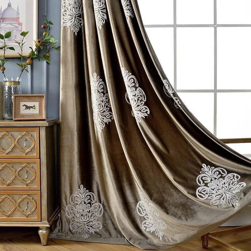 Rideau luxueux avec motifs brodés blancs, ajoutant une touche élégante et raffinée à votre intérieur. Idéal pour créer une ambiance chaleureuse et sophistiquée dans le salon ou la chambre. Adapté pour grandes fenêtres, ce rideau offre une décoration intérieure harmonieuse avec des meubles en bois et des accessoires décoratifs. Parfait pour les maisons modernes ou classiques recherchant une décoration chic.