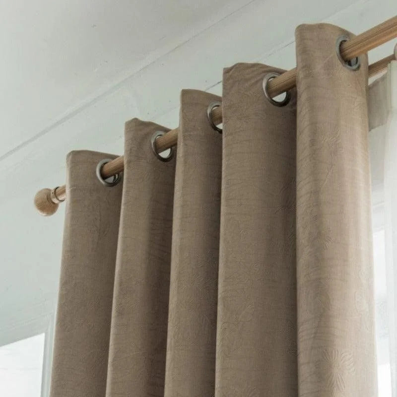 Rideaux élégants couleur taupe avec œillets métalliques sur tringle en bois, parfaits pour apporter une touche moderne et raffinée à votre intérieur. Ces rideaux contemporains conviennent à différents styles de décoration et permettent de moduler la luminosité selon vos préférences. Accessoire idéal pour le salon ou la chambre, ces rideaux ajoutent du charme et de la chaleur à votre espace de vie.