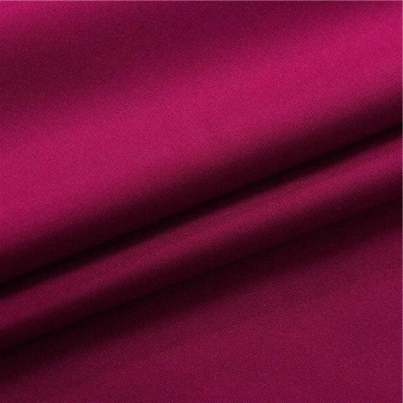 Image d'un tissu fuchsia, parfait pour la confection de vêtements élégants, idéal pour les projets de couture créatifs et modernes, couleur vive et tendance.