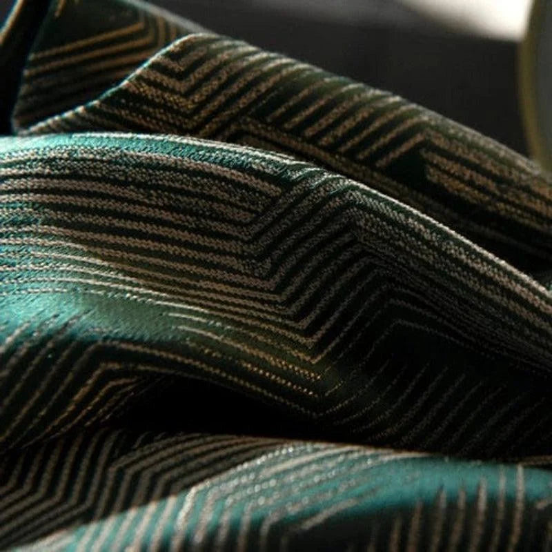 Tissu élégant avec motif géométrique en chevrons, parfait pour la décoration intérieure ou la confection de vêtements sur mesure. Couleur profonde ajoutant une touche sophistiquée et contemporaine à tout projet créatif. Idéal pour les amateurs de design recherchant une esthétique moderne et raffinée.