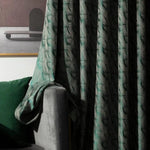 Rideau élégant avec motifs géométriques verts, idéal pour apporter une touche moderne à votre salon. Ce rideau raffiné s'associe parfaitement avec un canapé gris et un coussin vert pour créer un espace harmonieux et accueillant. Parfait pour ceux qui cherchent à améliorer leur décoration intérieure avec style.