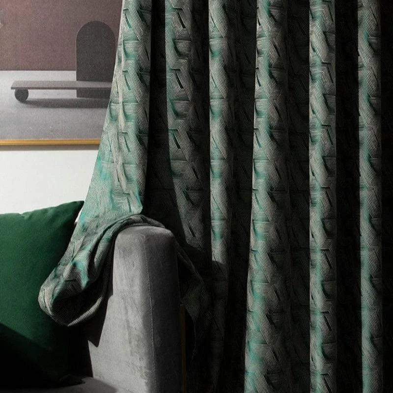 Rideau élégant avec motifs géométriques verts, idéal pour apporter une touche moderne à votre salon. Ce rideau raffiné s'associe parfaitement avec un canapé gris et un coussin vert pour créer un espace harmonieux et accueillant. Parfait pour ceux qui cherchent à améliorer leur décoration intérieure avec style.